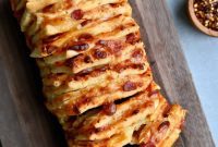 Cheesy Pepperoni Pizza Pull-Apart Bread