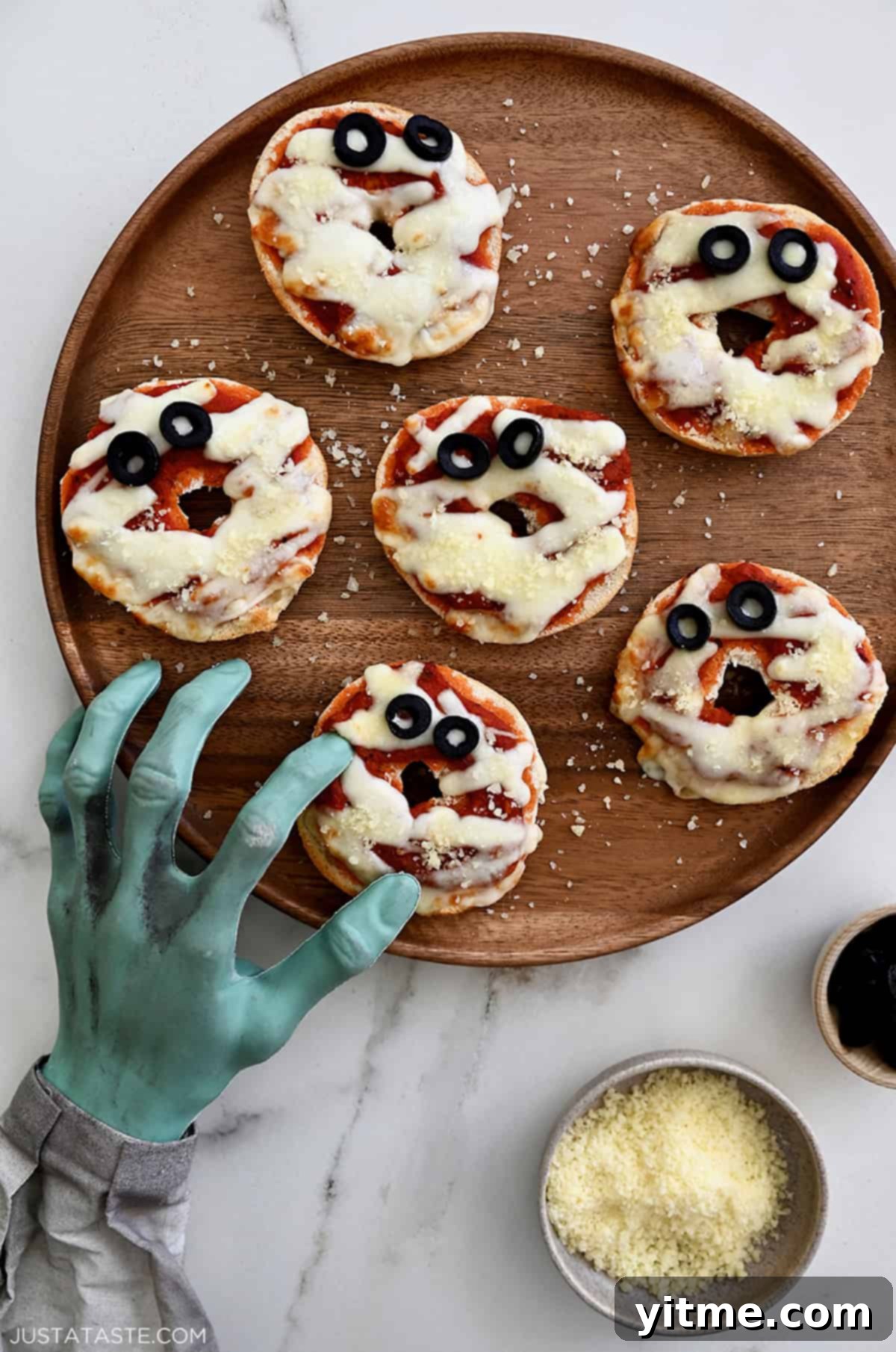 Mini bagel mummy pizzas