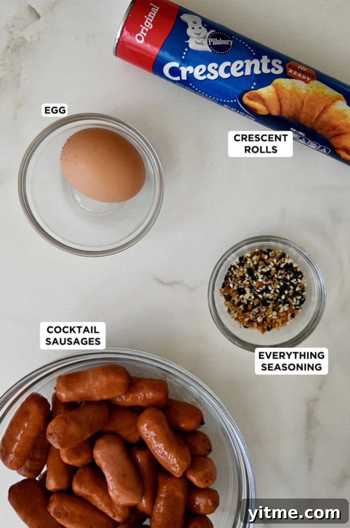Pigs in a blanket ingredients: Pillsbury Crescent rolls, one egg, cocktail sausages and everything bagel seasoning.