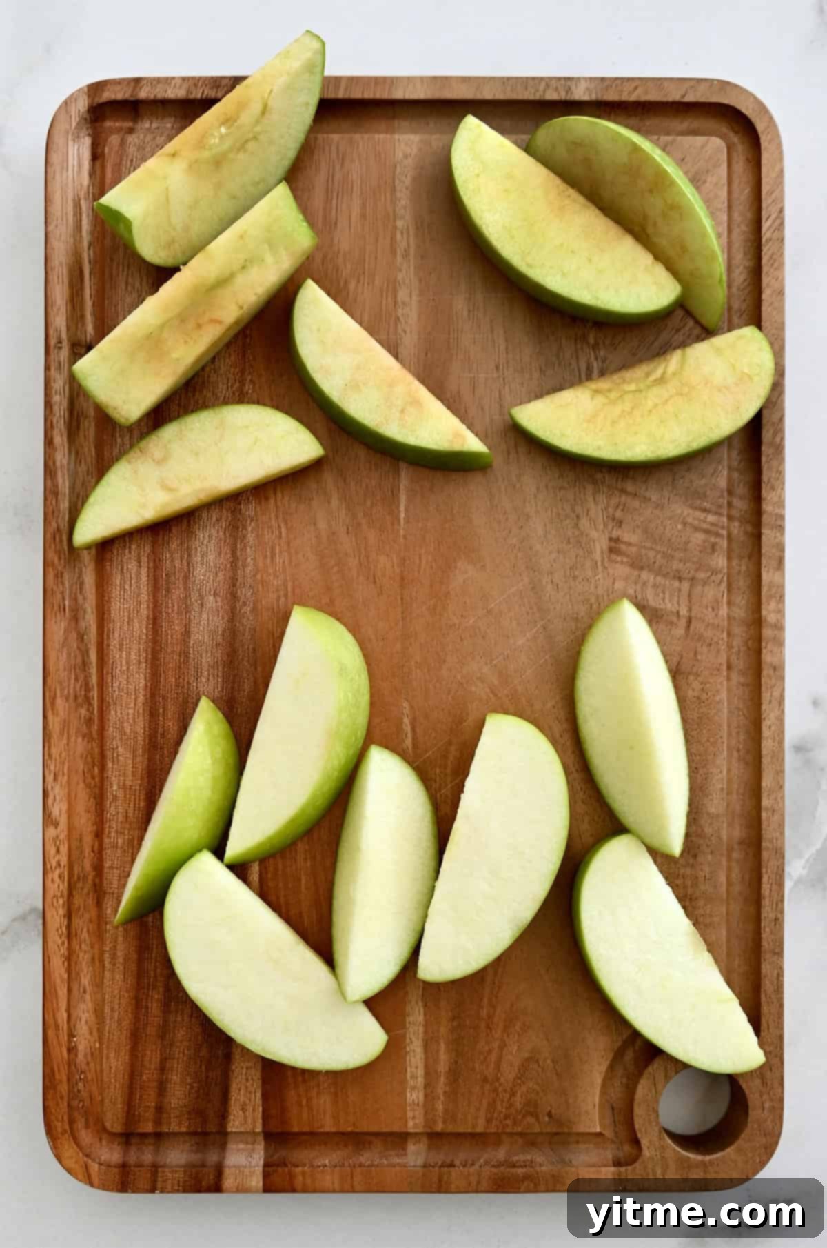 A striking visual comparison showing vibrant, white apple slices next to heavily browned apple slices, highlighting the success of the browning prevention method.