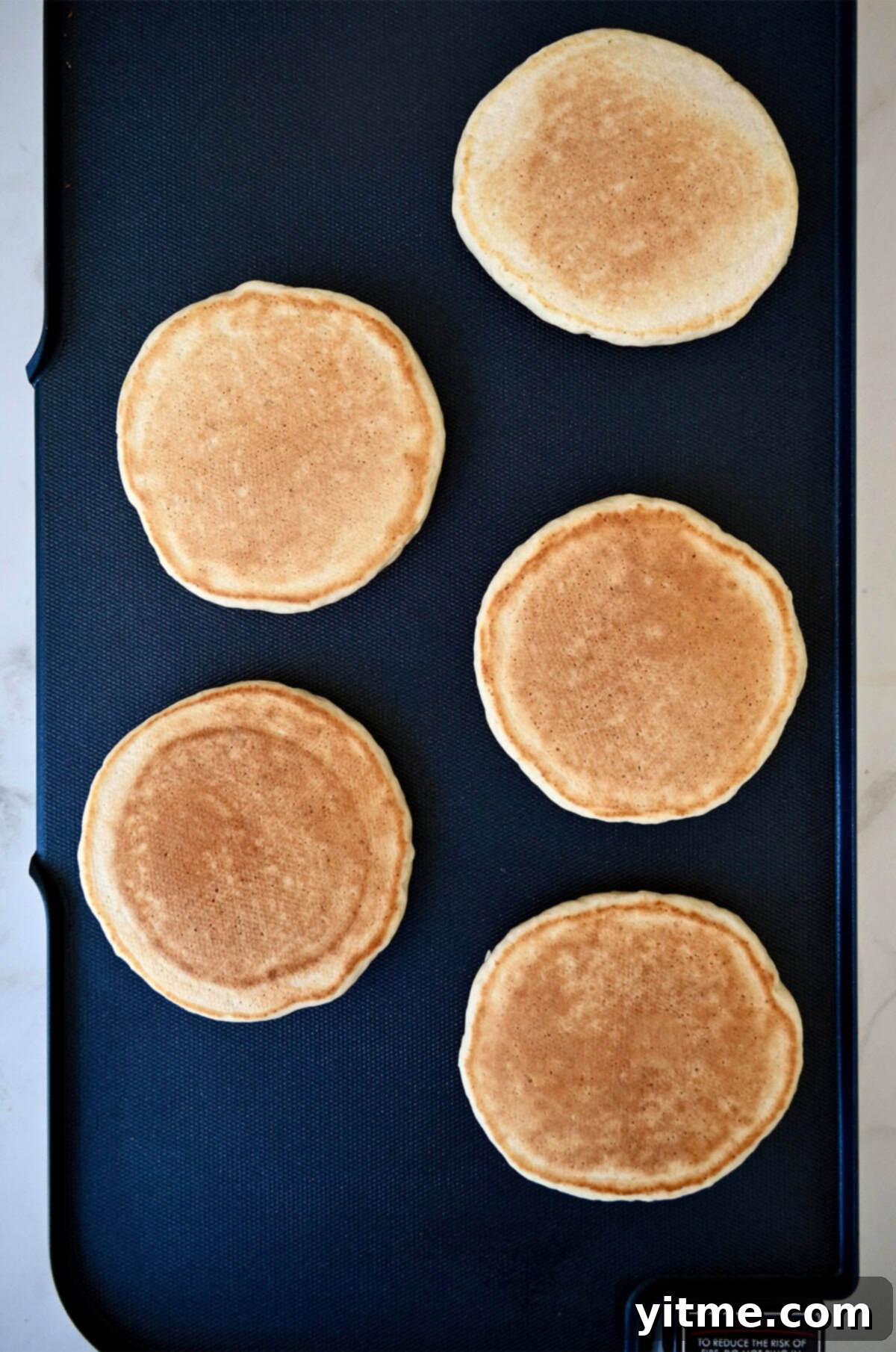 Cloud-Like Cottage Cheese Pancakes 9 Step-by-step instructions for making cottage cheese pancakes: flipping pancakes.