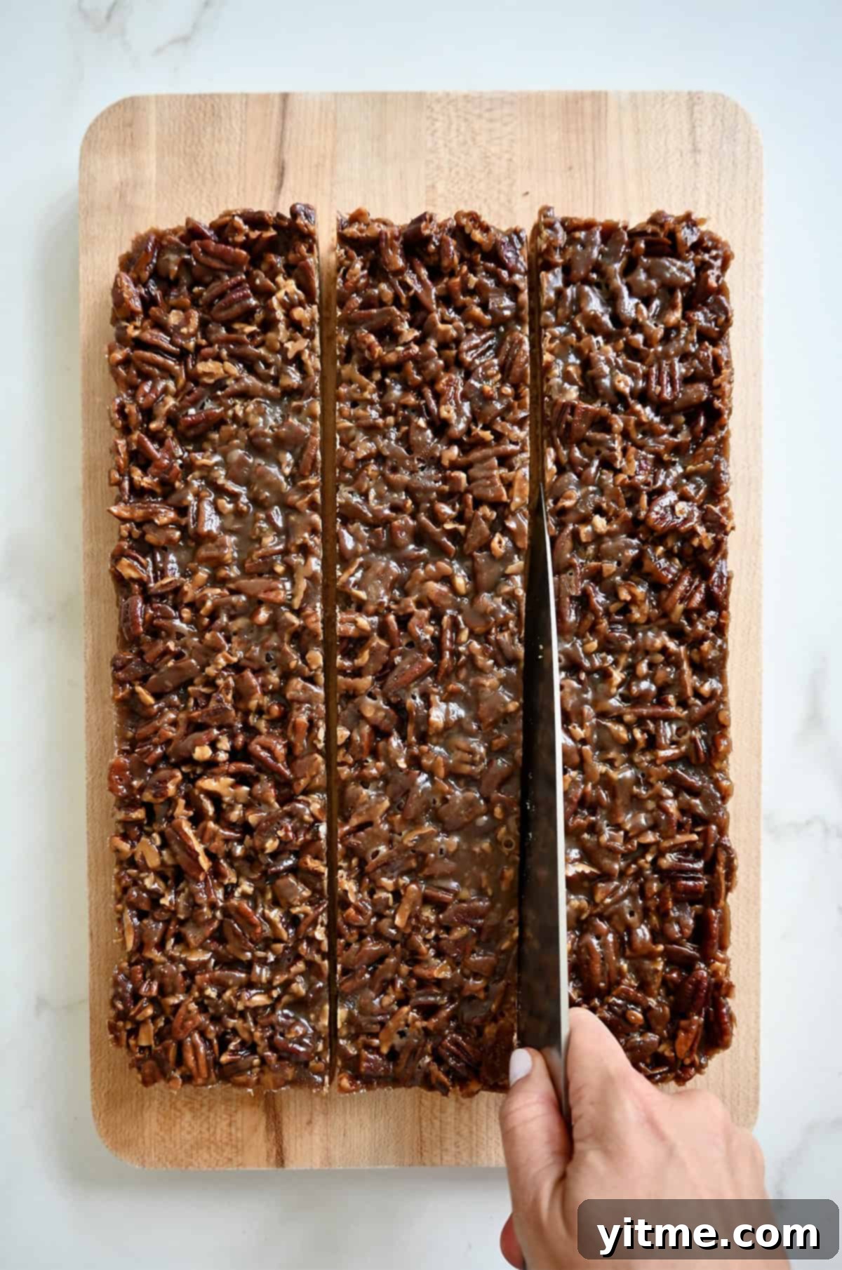 Cutting pecan pie bars